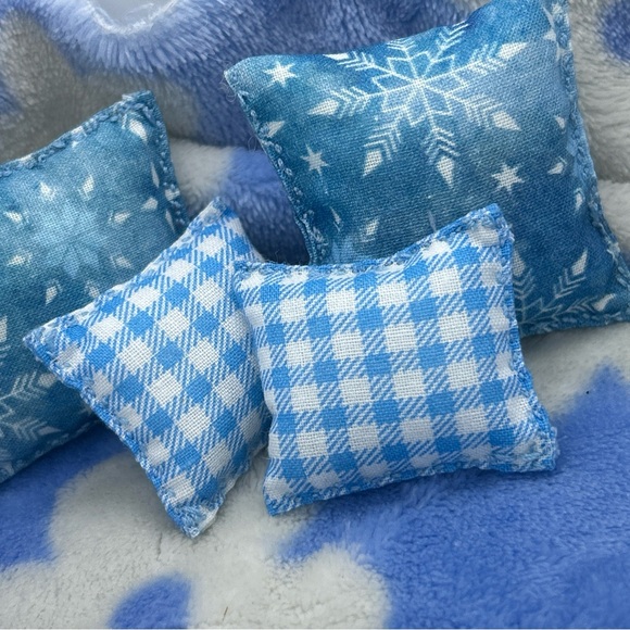 Blue Snowflake and Checkered Throw Pillow Set - Picture 2 of 4
